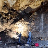Na planie zdjęciowym w jaskini Studnisko. Fot. Piotr Kurzydlak